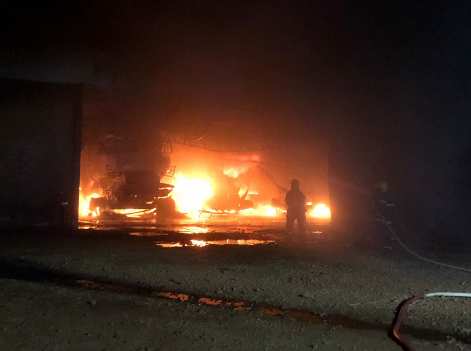 Vídeo: incêndio destrói barracão de máquinas no interior de Ipuaçu