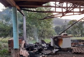 Bombeiros combatem incêndio em barracão no interior de Xaxim
