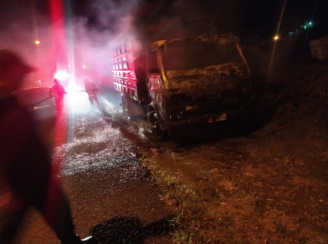 Caminhão é consumido por fogo no Bairro São Jorge, em Xanxerê