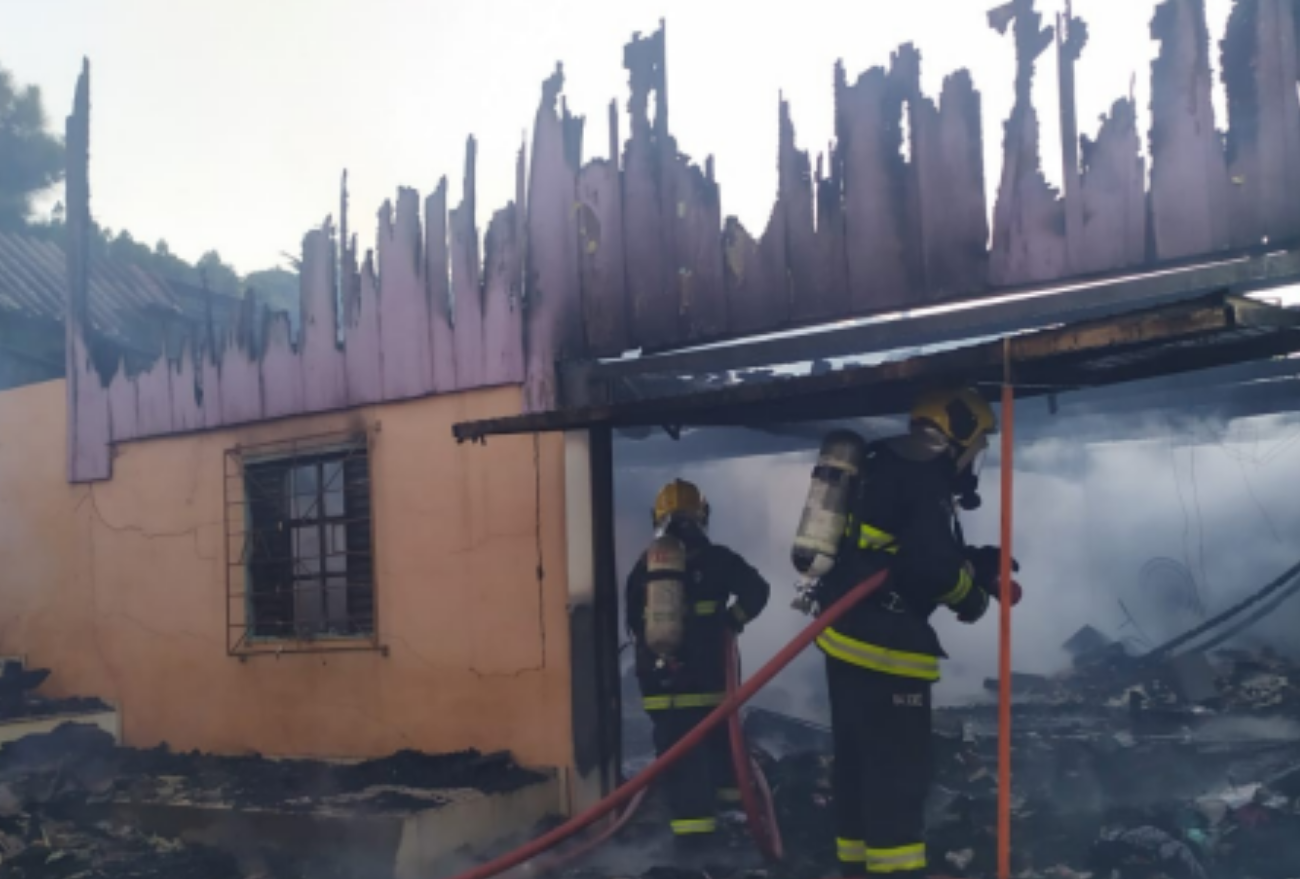 Residência é consumida por incêndio em Faxinal dos Guedes