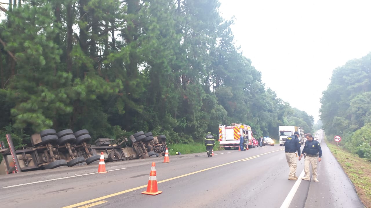 Vídeo: motorista de carreta morre após grave acidente na BR-282, em Xanxerê