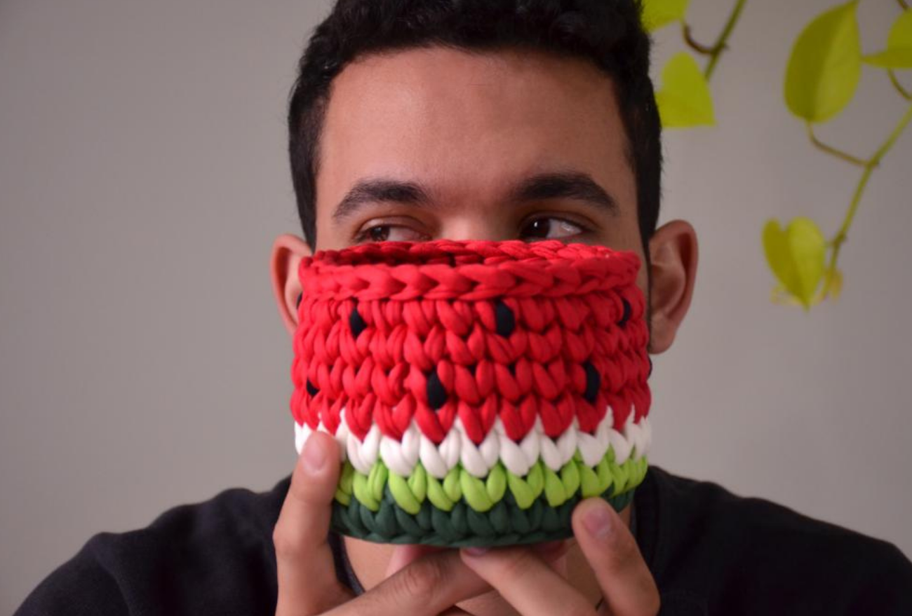 Ele no Crochê: jovem quebra tabus e ensina crochê
