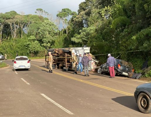 Caminhão tomba após colidir com carro na SC-154, em Ponte Serrada