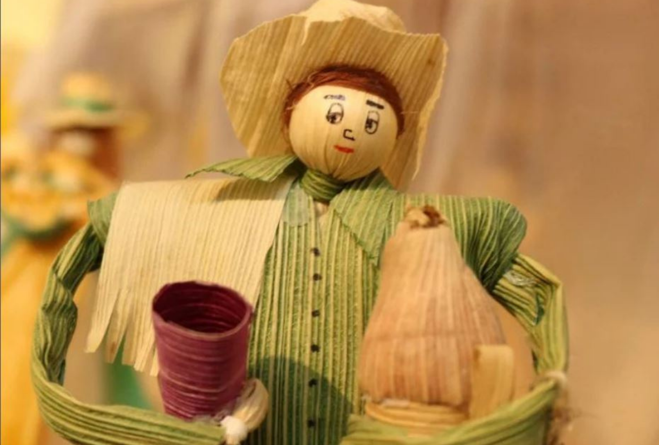 Artesã xanxerense realiza trabalhos artesanais com a palha do milho