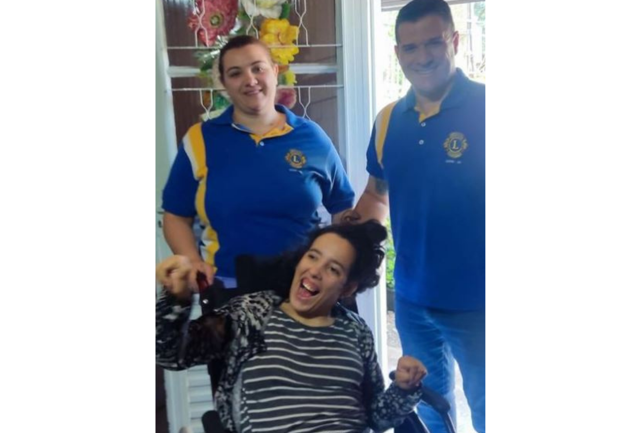 Lions Clube de Xaxim doa cadeira de rodas para menina portadora de tetraplegia