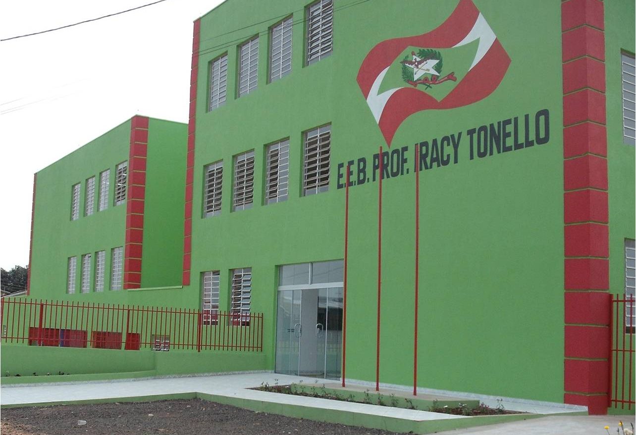 Sonho se concretizando: quadra coberta da Escola Iracy Tonello começa a ser construído