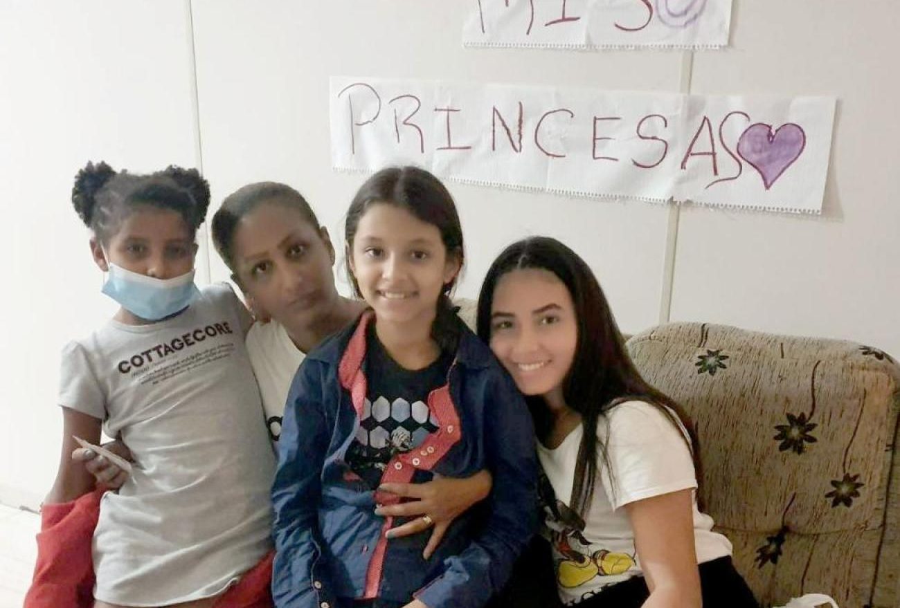 Vídeo: mãe venezuelana reencontra filhas depois de quatro anos de separação, no Oeste de Santa Catarina