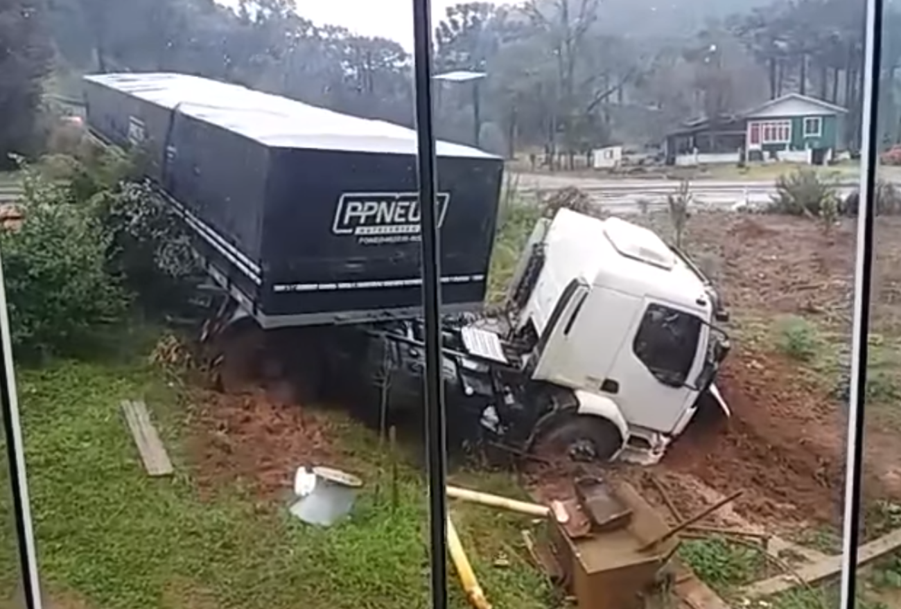 Susto: buracos na rodovia fazem carreta invadir terreno de residência para evitar acidente