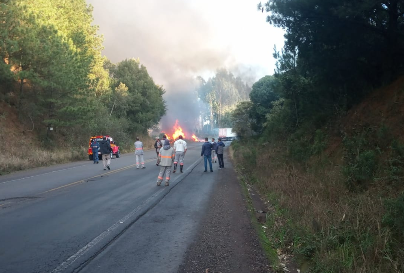 Caminhão pega fogo após colisão na BR-282, em Ponte Serrada