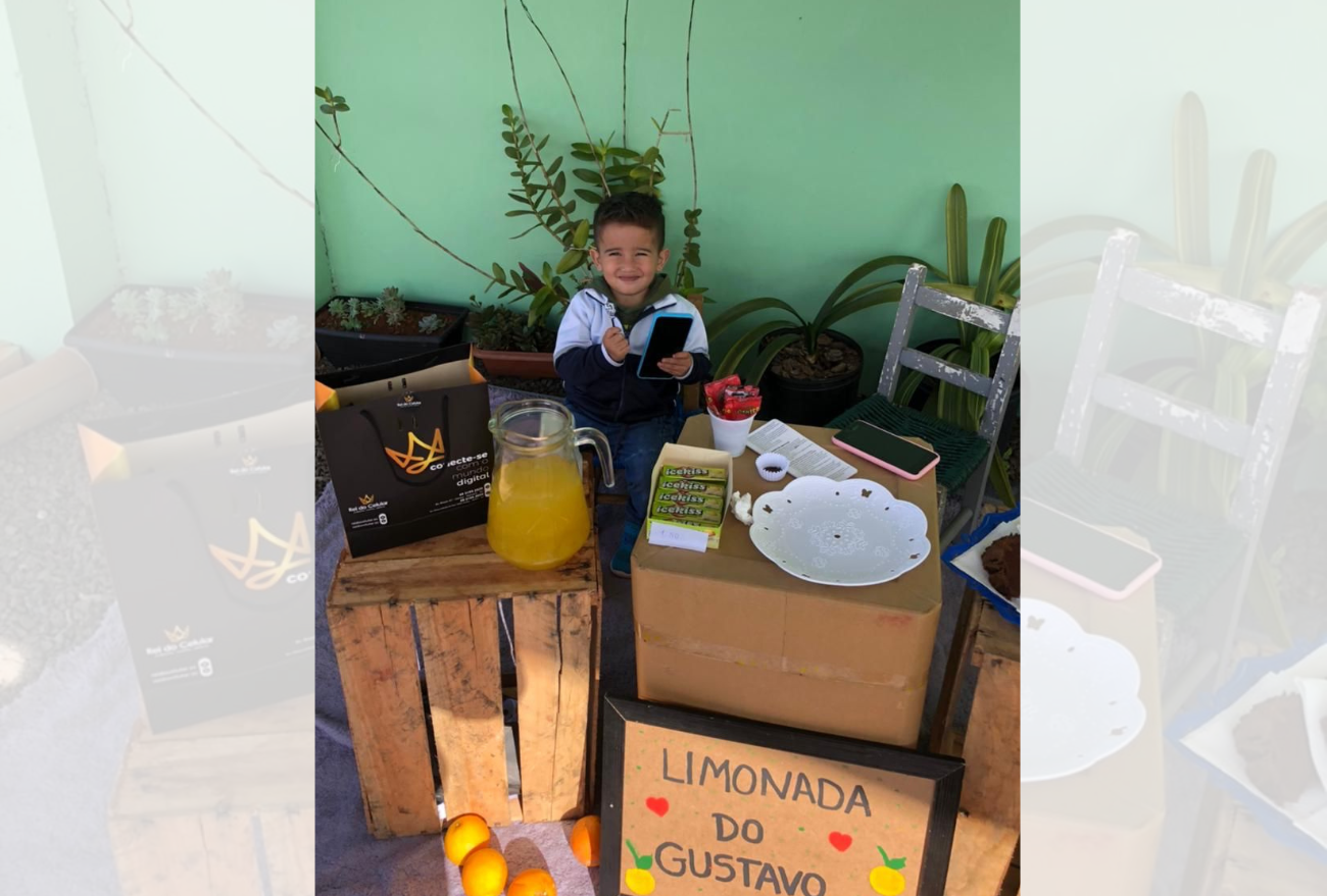 Limonada do Gustavo: criança de três anos inspirada em desenho animado monta barraquinha e vende limonadas