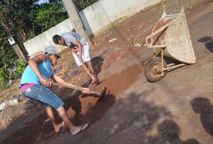 Moradores arrumam estrada por conta própria, em bairro de Xanxerê