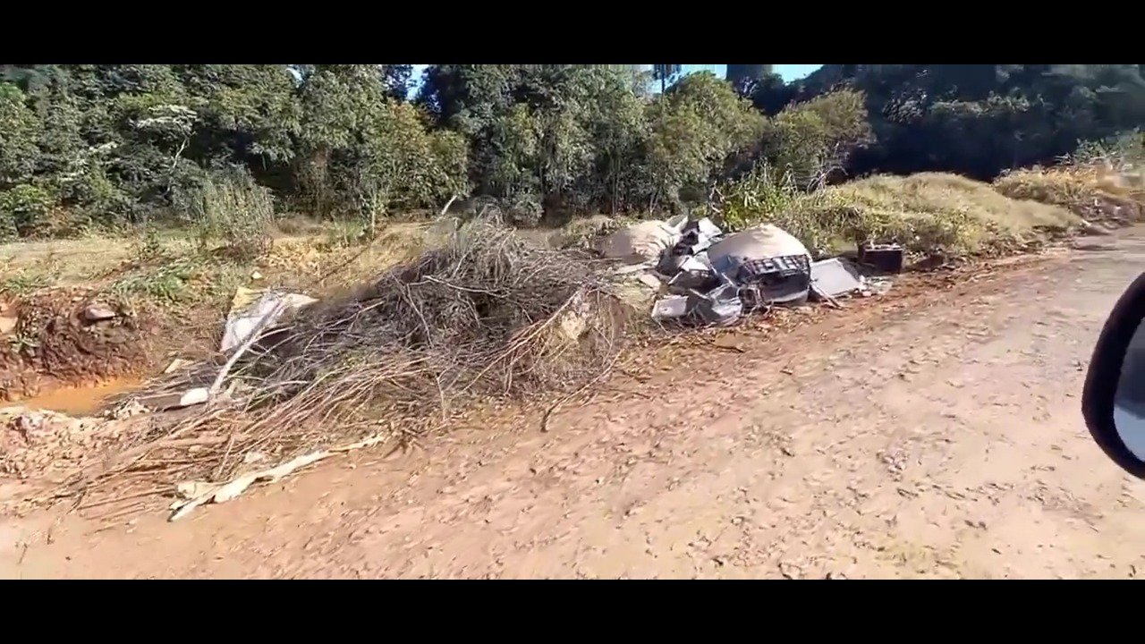 Vídeo: morador denuncia descarte de lixo e entulho na Linha Passo Trancado, em Xanxerê