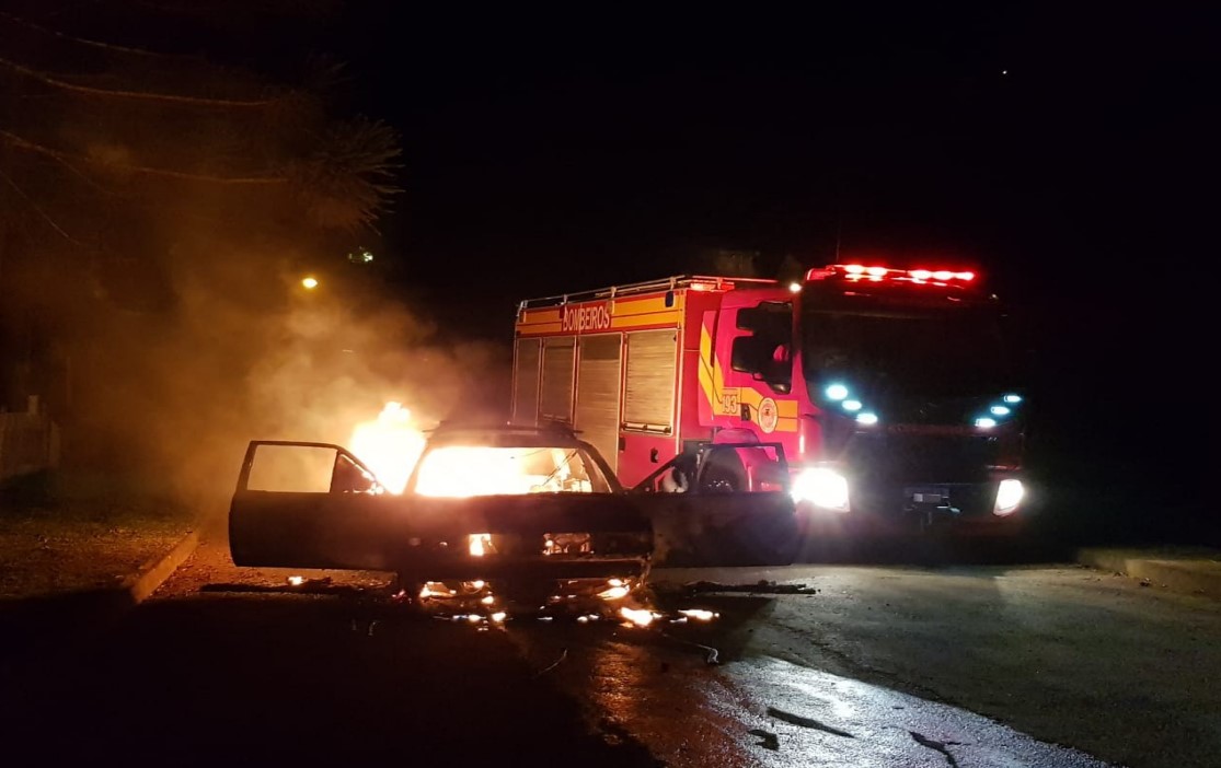 Carro é consumido por incêndio no interior de Xanxerê