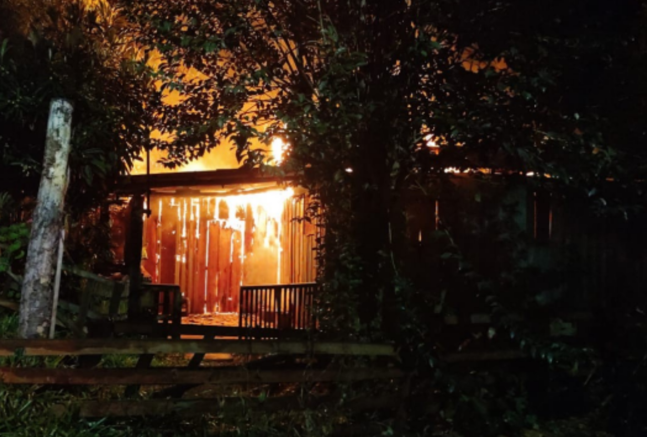Residência é consumida pelo fogo em Quilombo