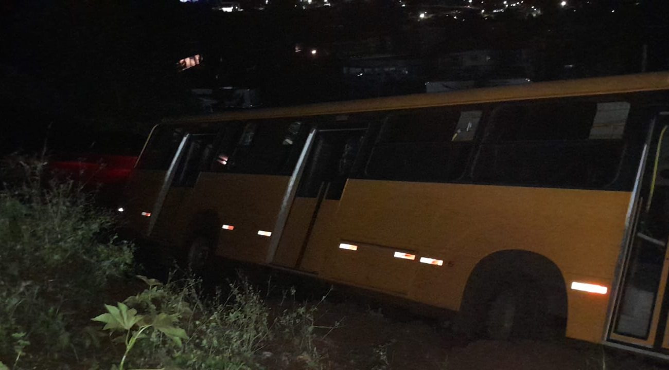 Ônibus colide em poste e deixa diversos consumidores sem energia, em Xaxim