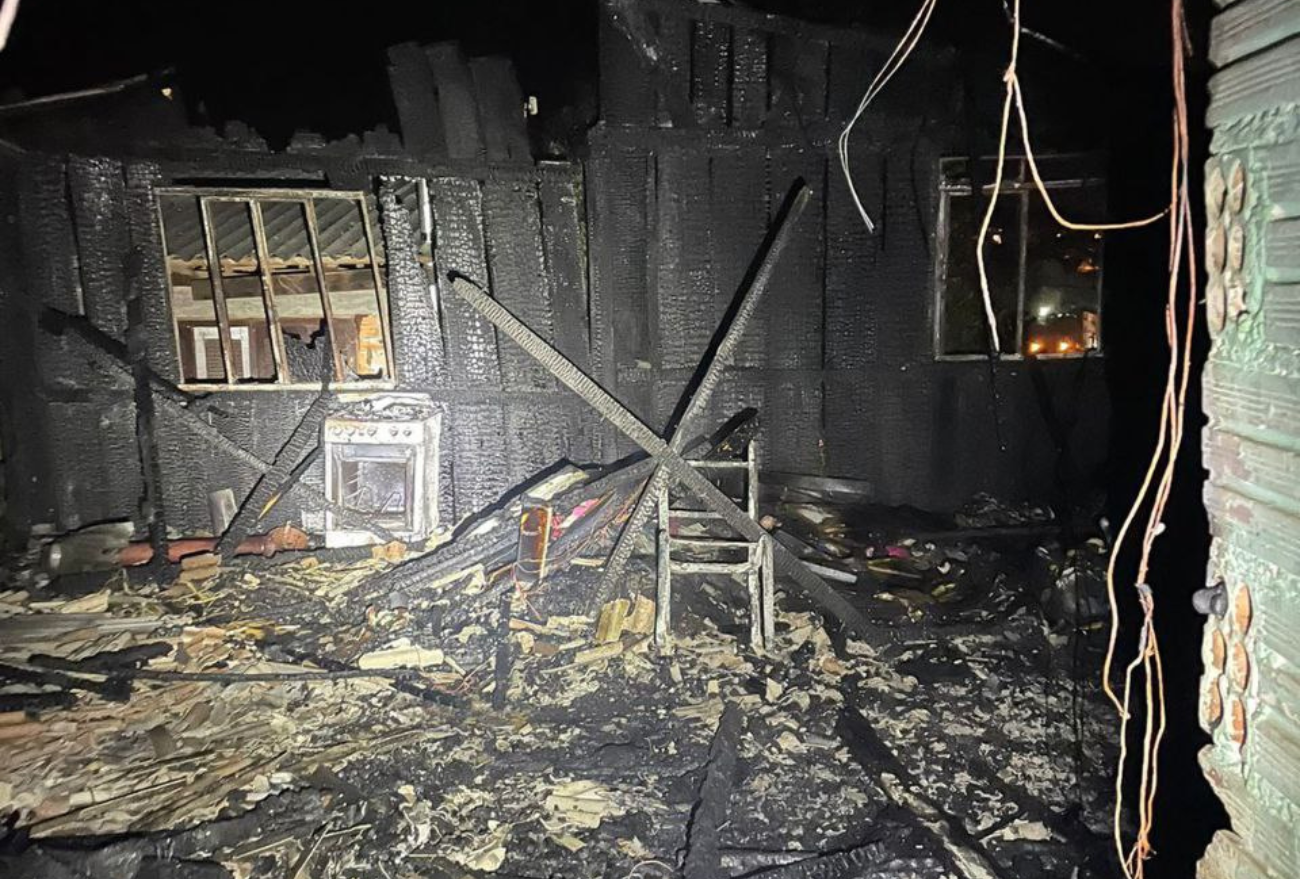 Homem ateia fogo em casa com sete pessoas dentro; dois cães morreram queimados