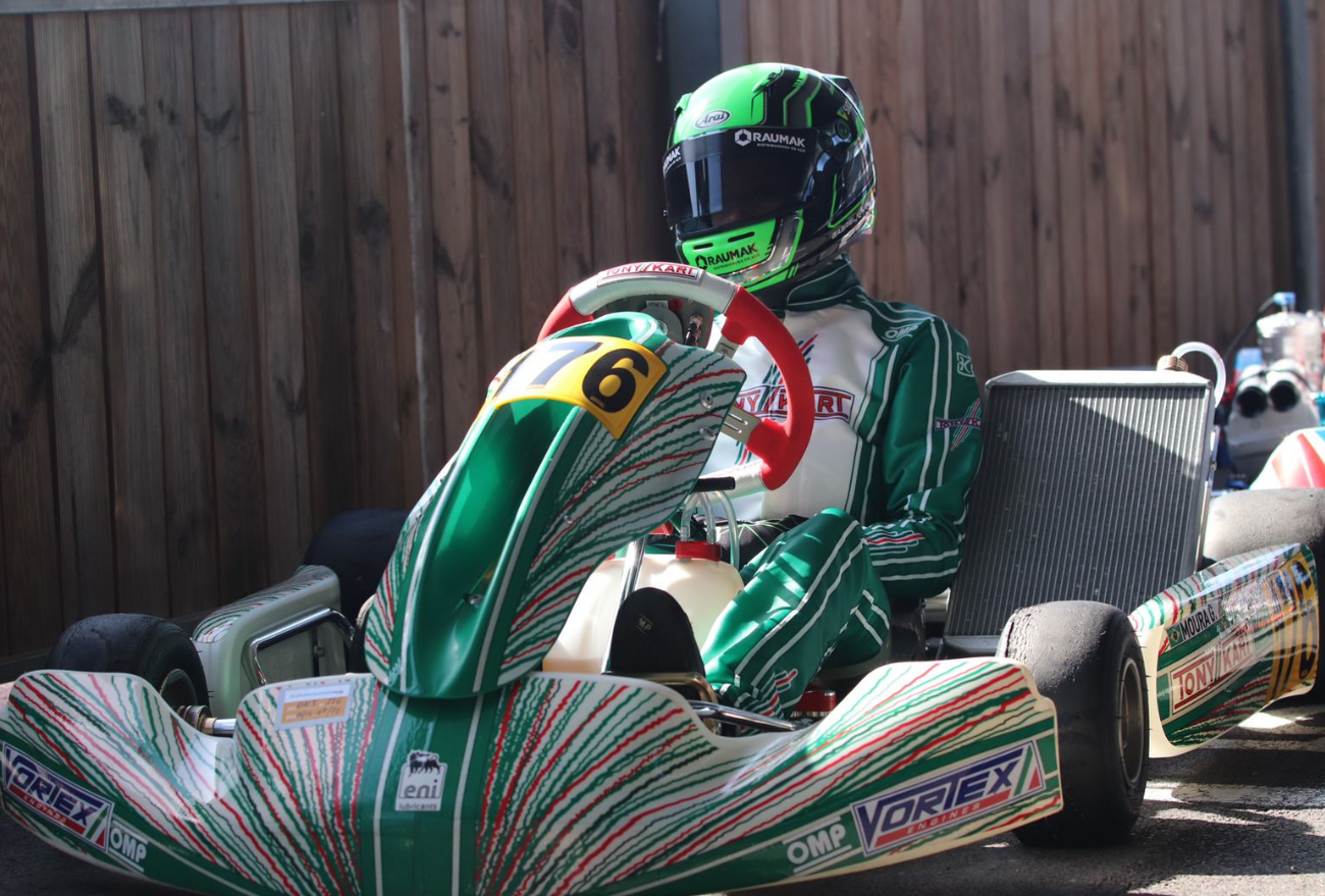 Escola e viagens na vida do piloto de kart Gabriel Moura