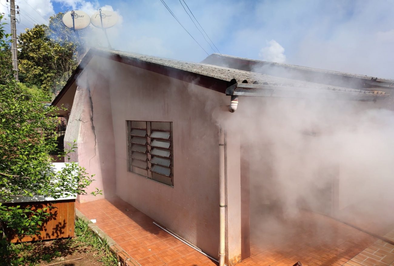 Incêndio iniciado na churrasqueira atinge restante da casa, em Xaxim
