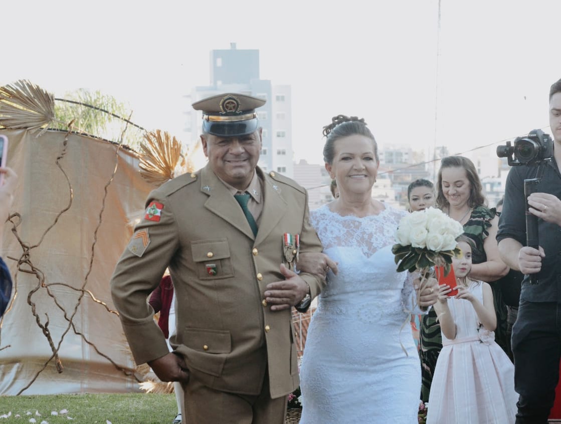 Fotos e vídeo: casal comemora 40 anos de casados com celebração militar