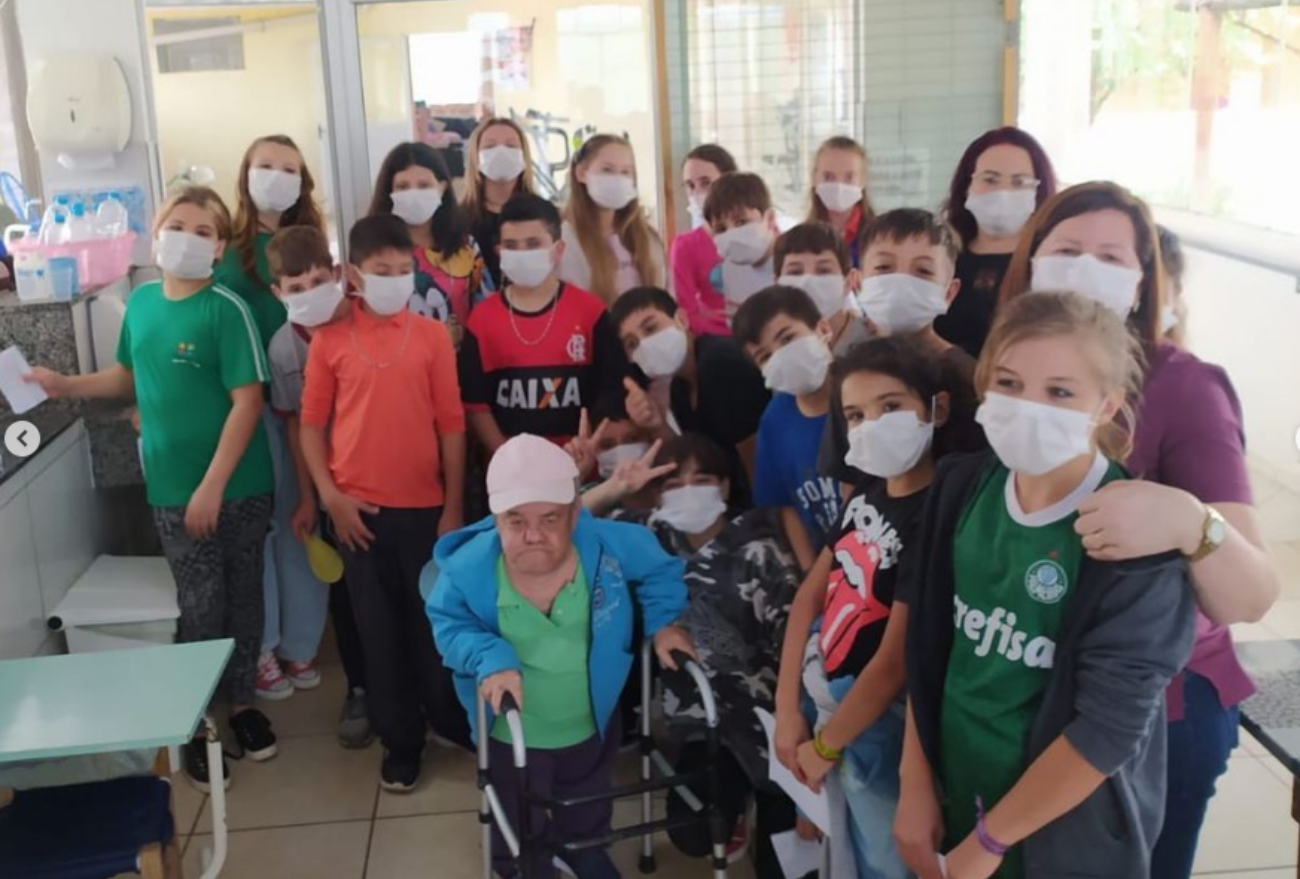 Alunos da 5° ano da EMEB Cirilo Dal Óglio visitam o Lar do Idoso em Xanxerê