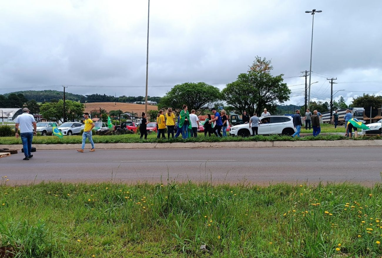 Manifestantes iniciam paralisação e bloqueio de rodovias após resultados das eleições