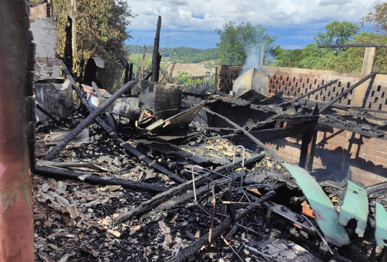 Incêndio consome residência no Oeste