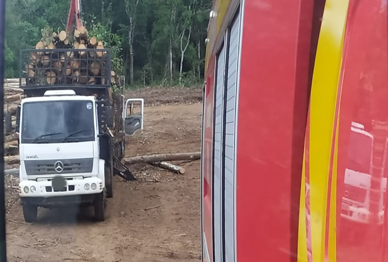 Trabalhador tem membro fraturado após queda de madeira