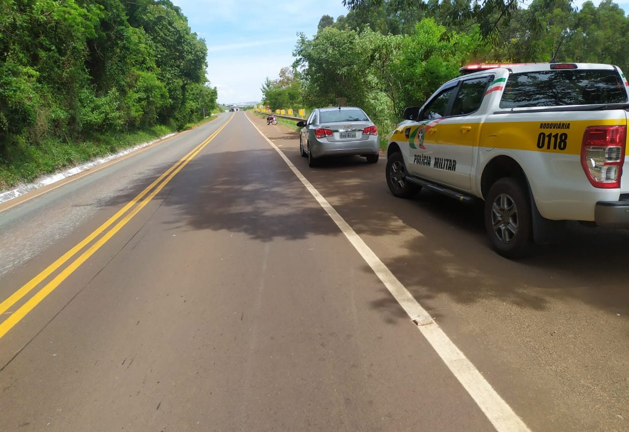 Acidente envolvendo carro e moto é registrado neste domingo (20)