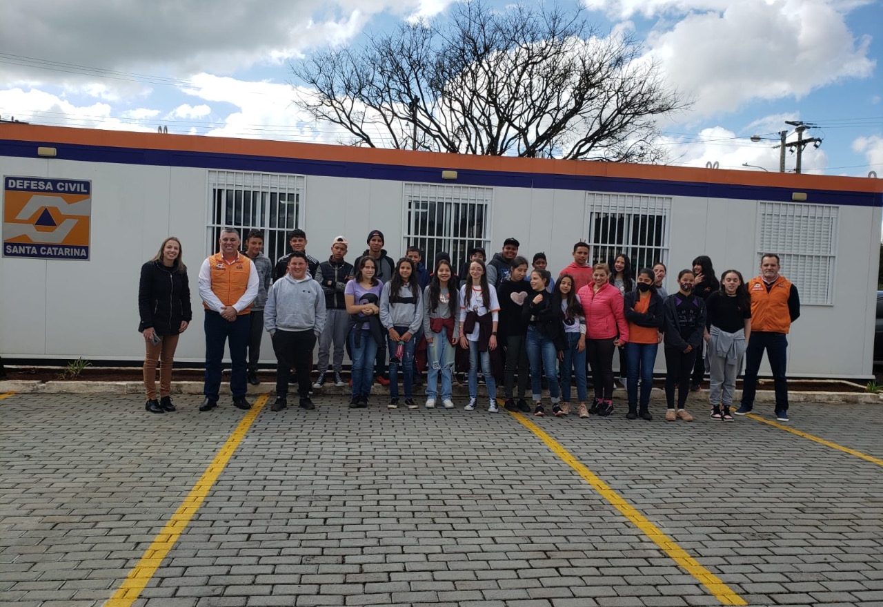 Alunos das escolas Nossa Senhora Aparecida e Janete Cassol visitam radar meteorológico