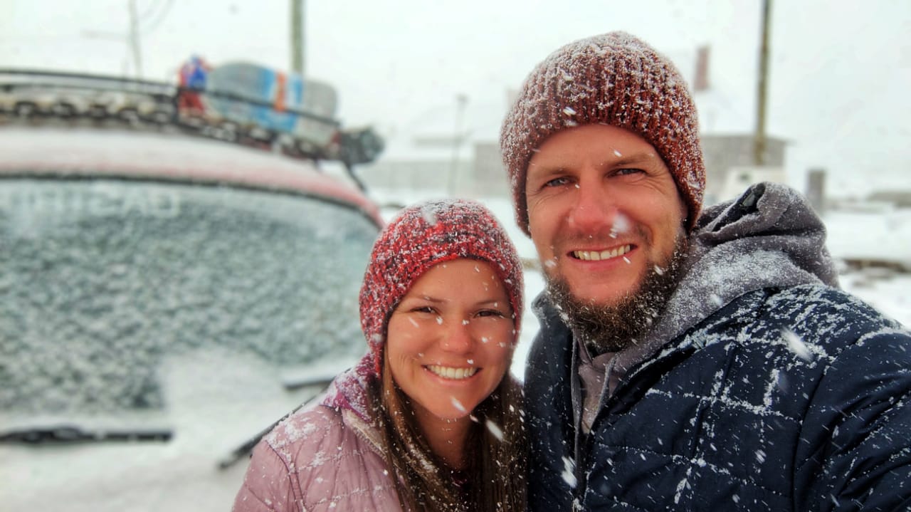 Casal que deixou tudo para trás para morar numa Kombi completa um ano de estrada