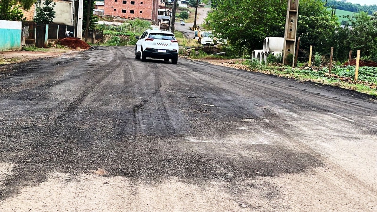 Equipes da garagem trabalhando na manutenção de ruas da cidade