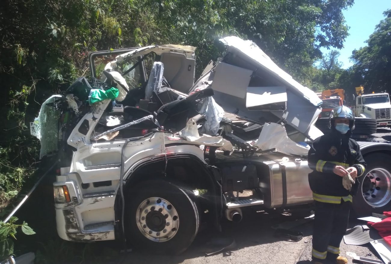 Motorista fica preso às ferragens em colisão de carretas no Oeste