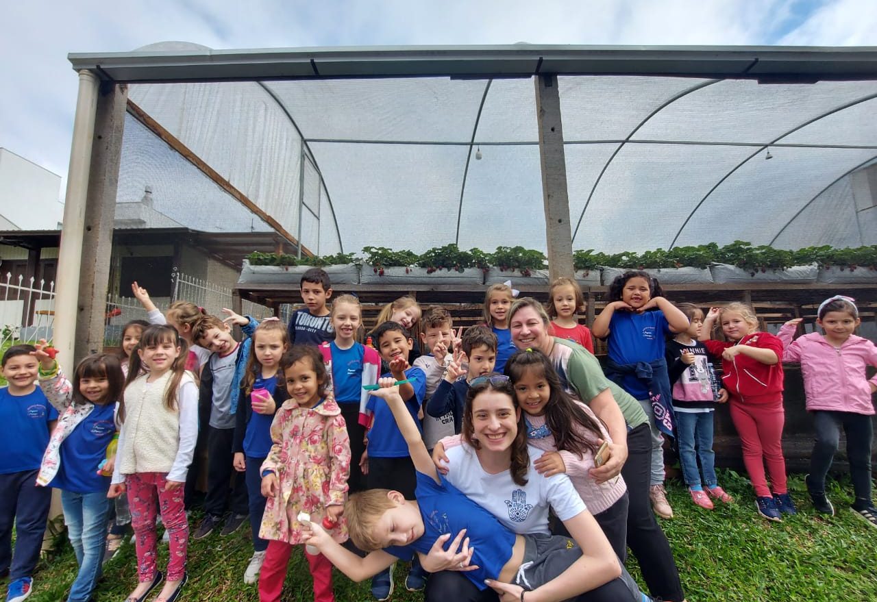 Alunos da EMEB Pequeno Príncipe visitam plantação de morangos