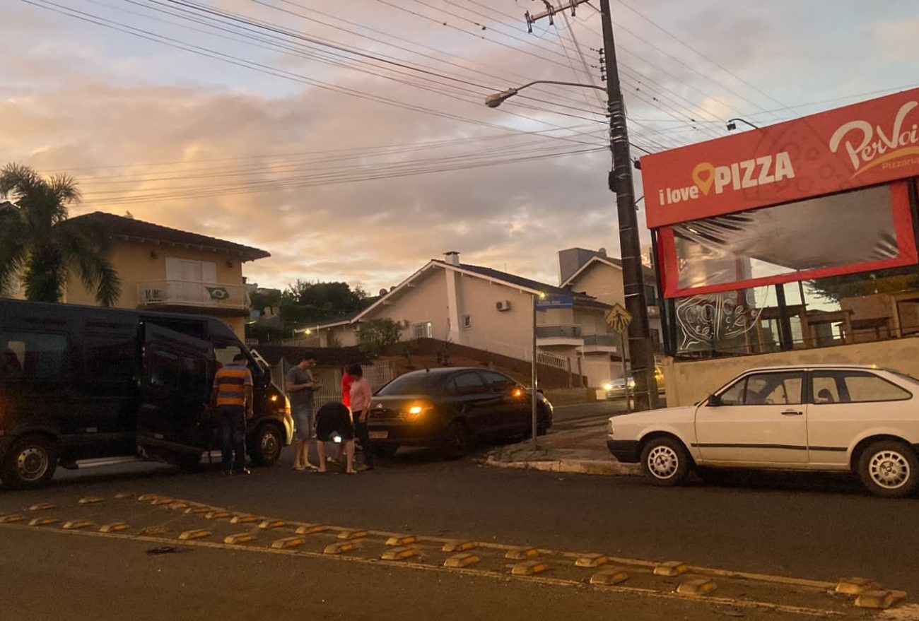 Carro de passeio e van colidem em rotatória, em Xanxerê