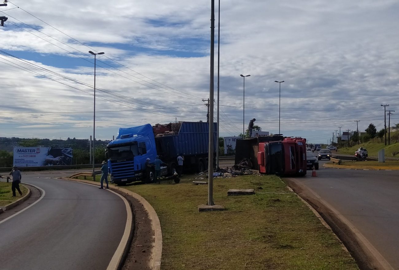 Carreta carregada tomba no acesso em Xanxerê