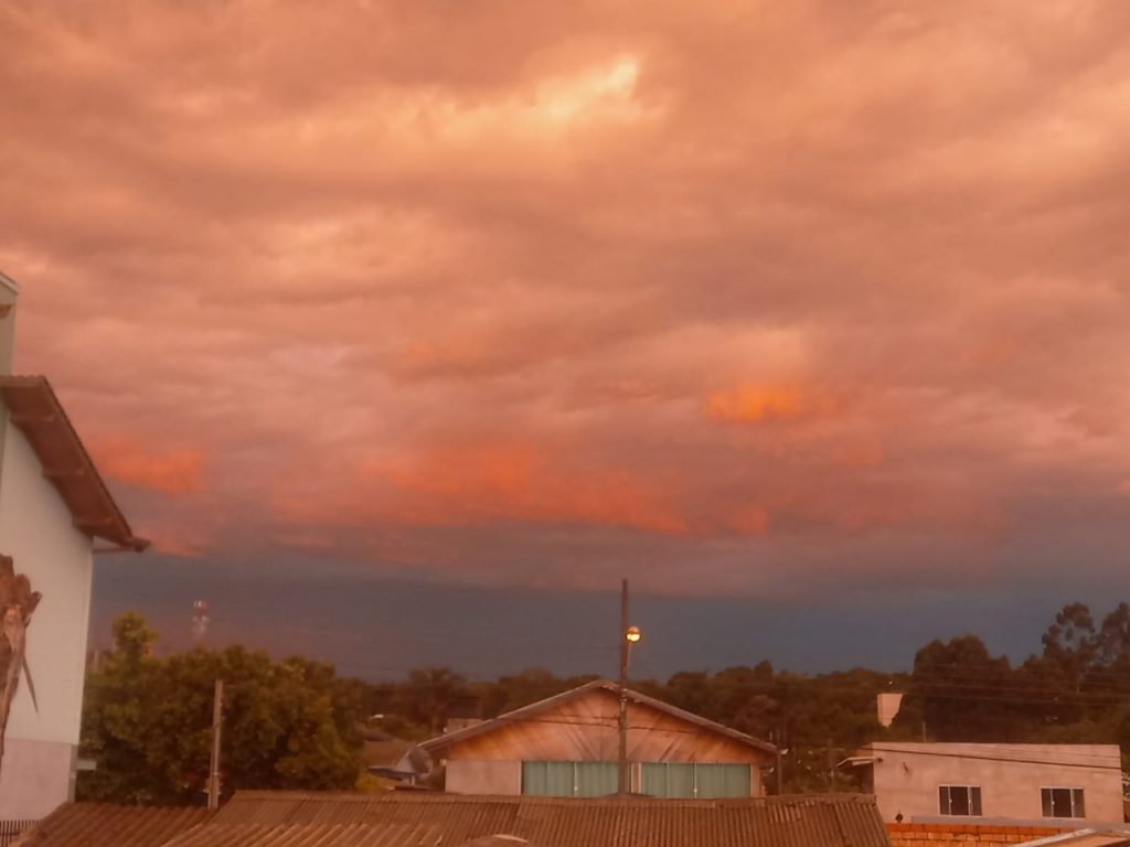 Fenômeno climático causou imagens curiosas no céu