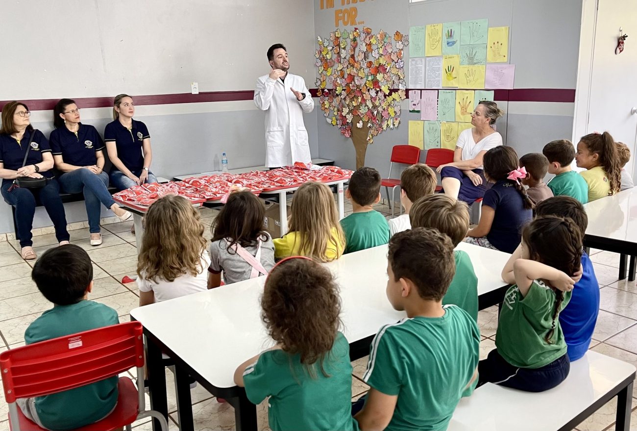 Lions Clube Inovação realiza entrega de kits de higiene bucal na EMEB Pequeno Trabalhador