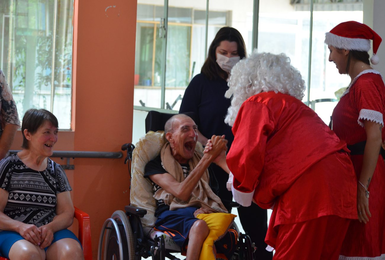 Fotos: velhinhos do Lar do Idoso recebem presentes de Natal