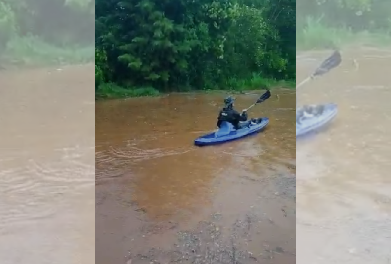 Morador anda de caiaque nas ruas do bairro Colatto devido inundação causada pela chuva