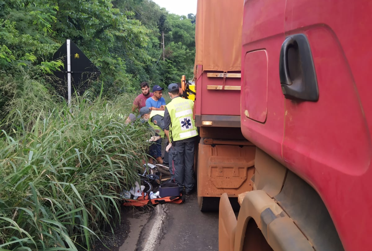 Ciclista fica ferida após colidir contra carroceria de caminhão no Oeste