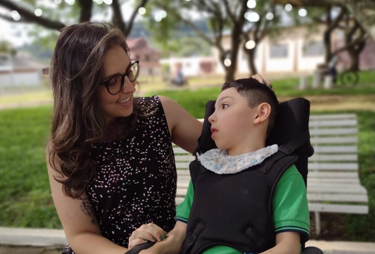 Solidariedade: mãe consegue arrecadar em menos de 24h, valor para comprar cadeira de rodas a filho