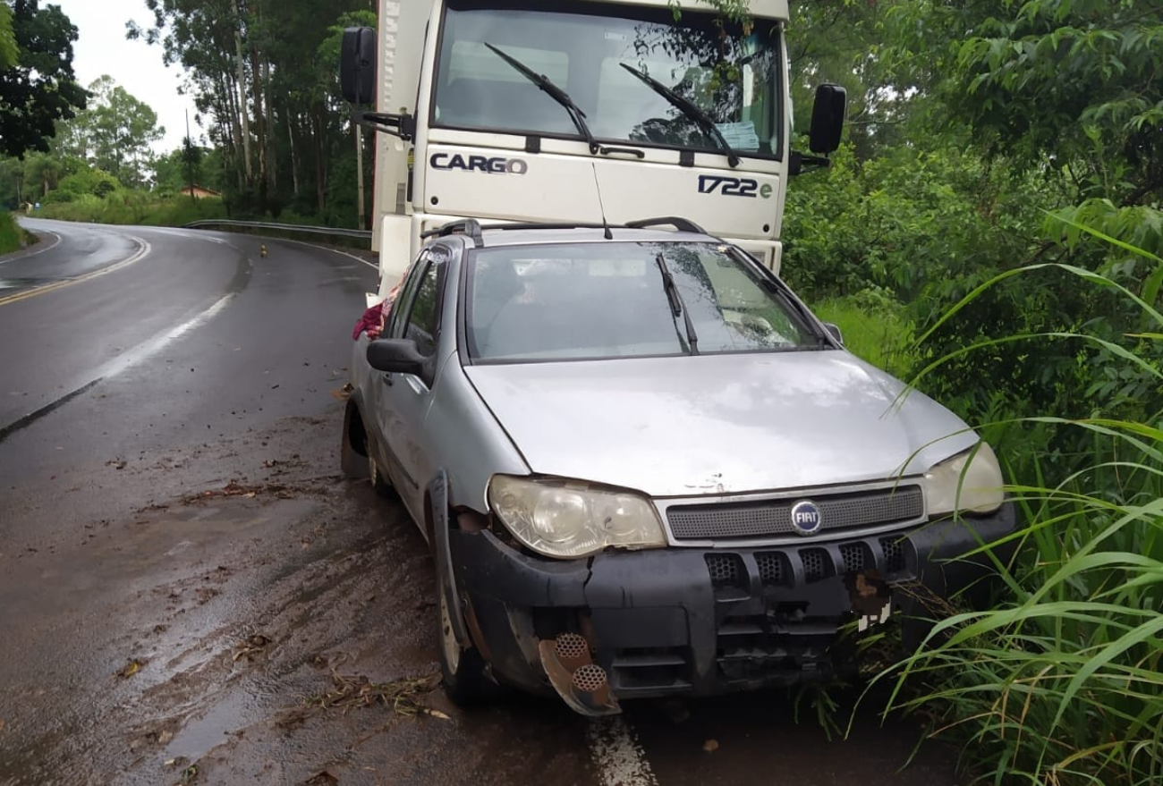 Caminhão colide na traseira de carro de passeio; condutor fica ferido