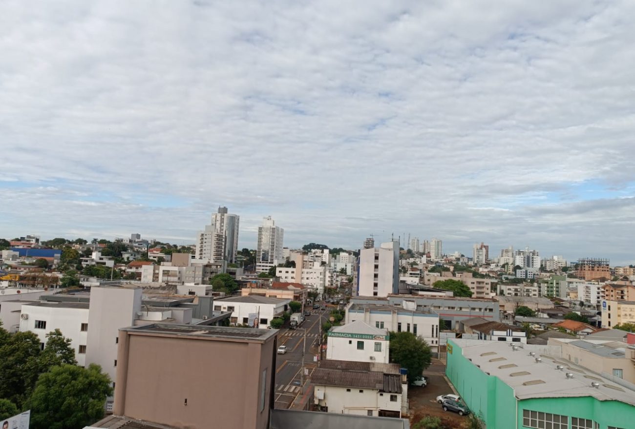 Tempo: sol com muitas nuvens pela manha e pancadas de chuva à tarde e à noite