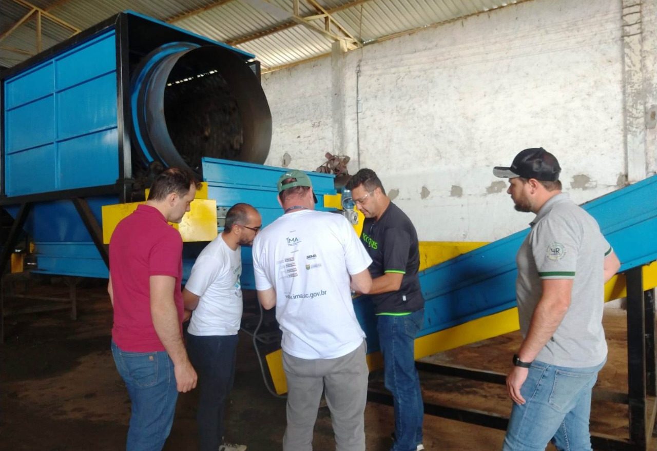 Secretaria de Meio Ambiente faz visita técnica em empresa de reciclagem de pneus inservíveis