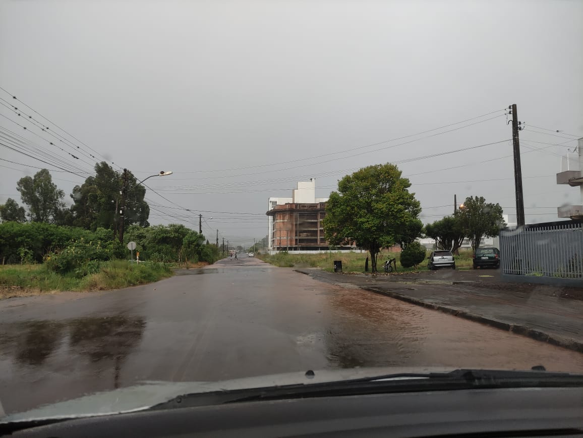 Chuva forte desta quinta-feira (1º) causa pontos de alagamento, em Xanxerê