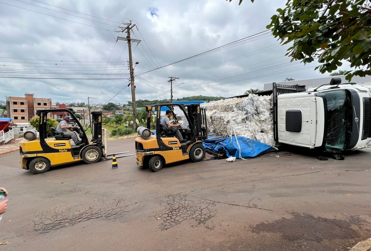 Veja o vídeo: caminhão carregado com materiais recicláveis tomba em Xanxerê