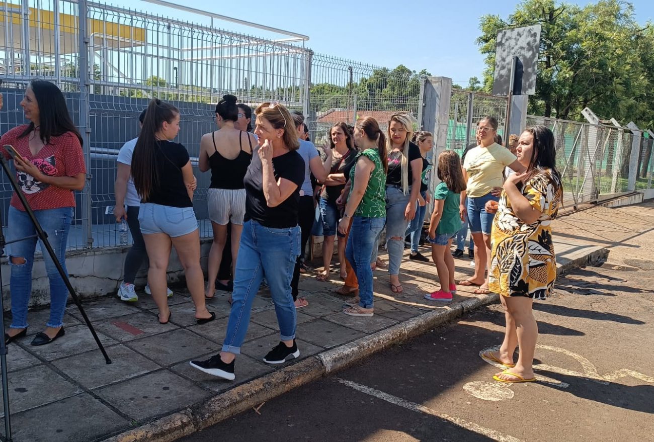 Manifestação: trabalhadores reivindicam direitos de empresa que encerrou atividade, em Xanxerê