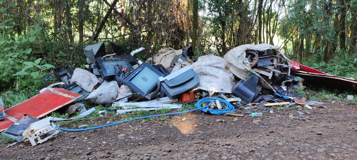 Moradores denunciam descarte irregular de lixos na saída para a Linha Passo Trancado em Xanxerê