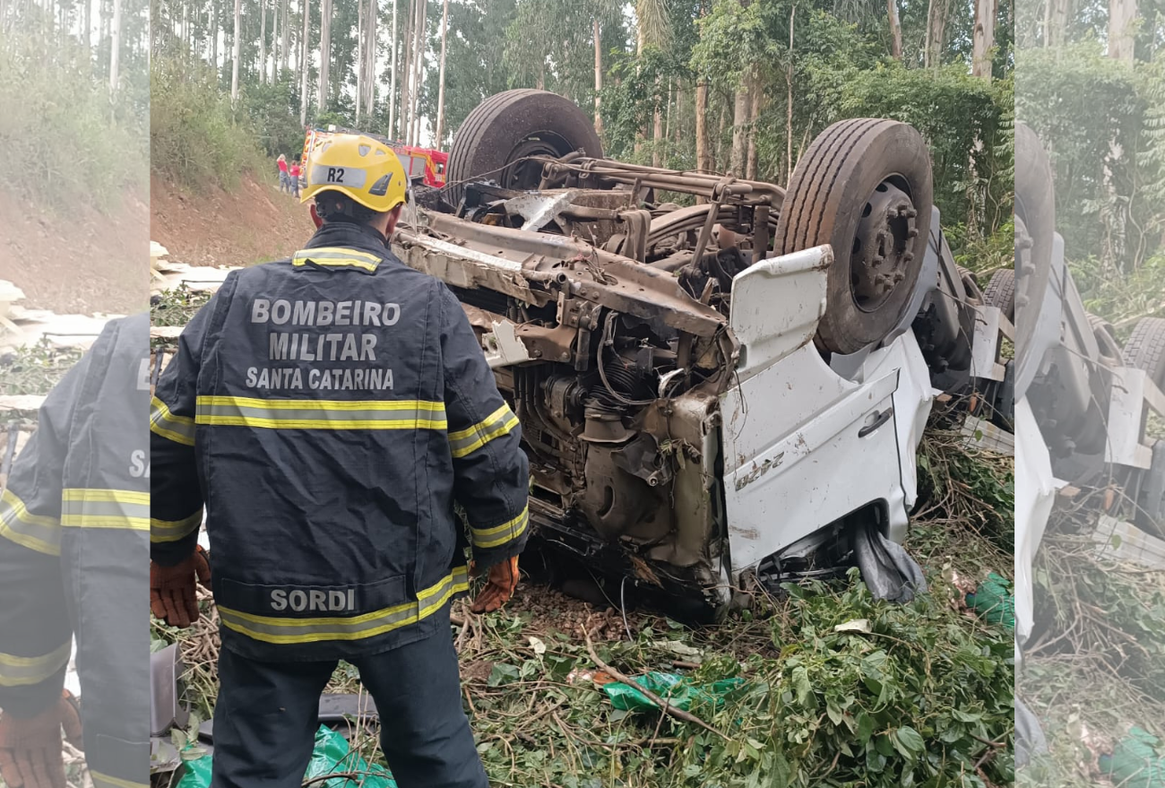 Homem morre após caminhão sair de pista e capotar no Oeste