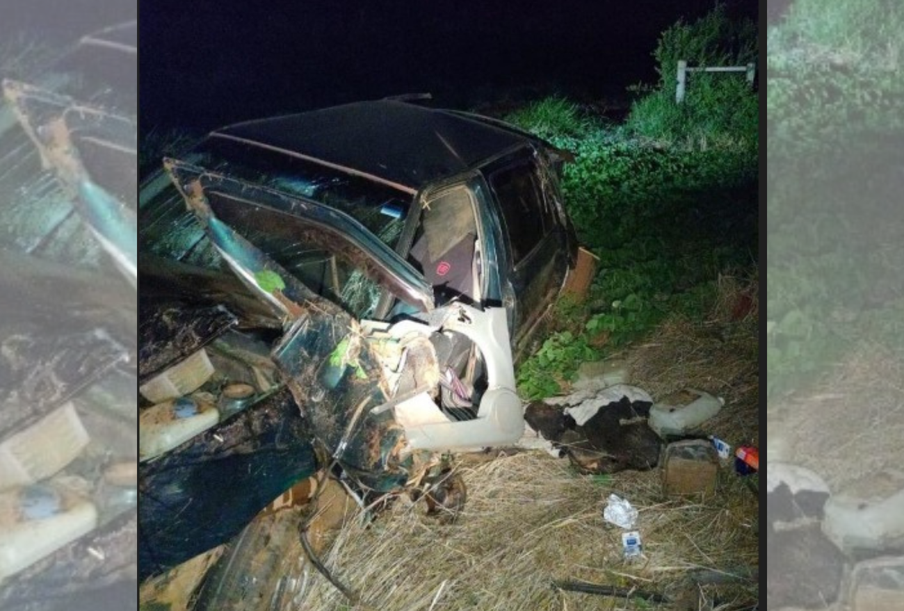 Veículo fica totalmente destruído após sair de pista, capotar e colidir em poste, em Abelardo Luz